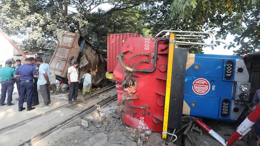 চট্টগ্রামে লরির ধাক্কায় লাইনচ্যুত ট্রেন, চাপা পড়ে নিহত ১